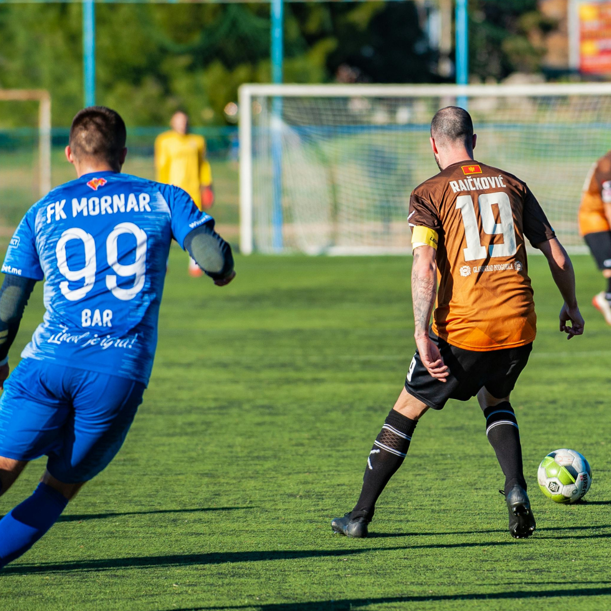 balonces para futbol, canilleras, guantes, uniformes, accesorios para competencia, entrenamiento y profesional